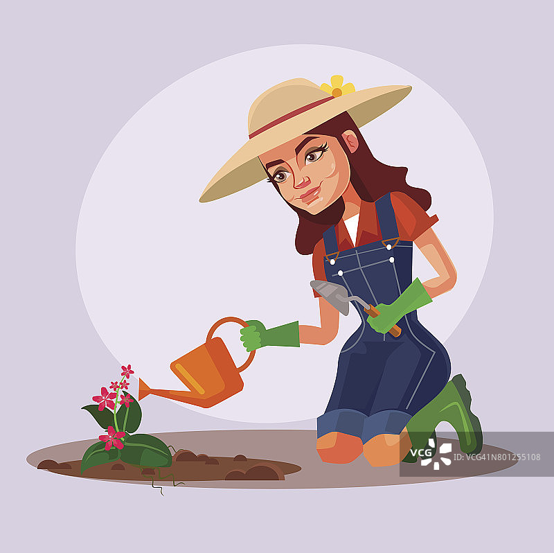 快乐微笑的女人性格在花园里工作和浇花图片素材