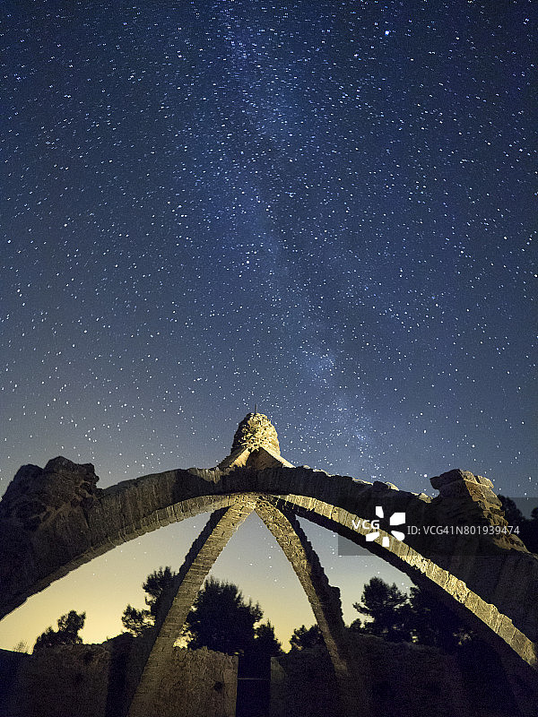 古老的穹顶结构，有着拱形的夜空和银河。西班牙瓦伦西亚社区。图片素材