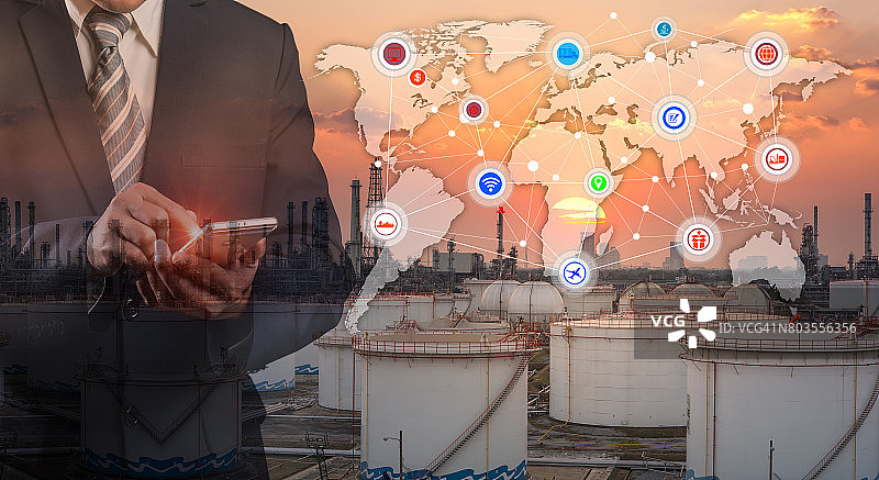 日落时的炼油厂与工业工厂和基础设施炼油厂背景上的网络和物理系统图标图表图片素材