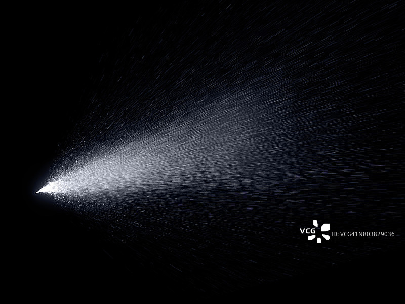 水雾与水滴在运动孤立的黑色背景。图片素材