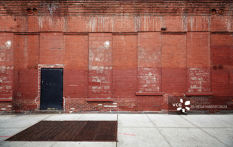 空荡荡的街道，旧仓库的砖墙。图片素材