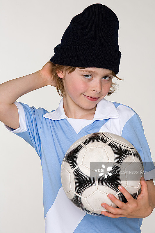 一个拿着足球的男孩图片素材