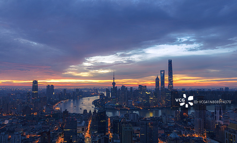 上海的天际线有着引人注目的天空图片素材