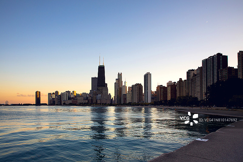 在芝加哥放松日落-市中心摩天大楼-天际线图片素材