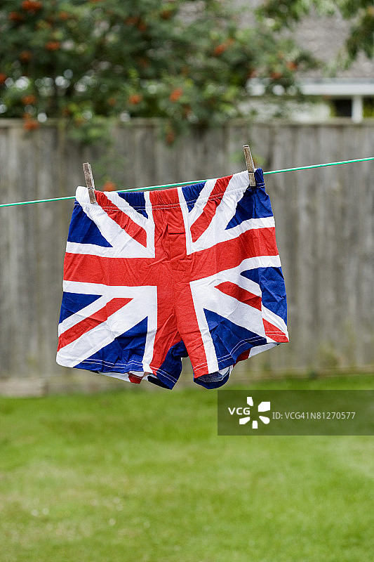 晾衣绳上挂着英国国旗短裤图片素材