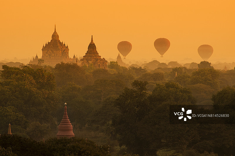 在缅甸曼德勒，雾气蒙蒙的早晨，热气球飞过蒲甘平原。图片素材