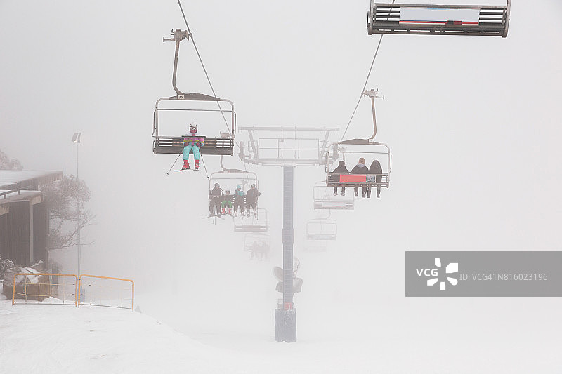 大雾天气下的雪升降机图片素材