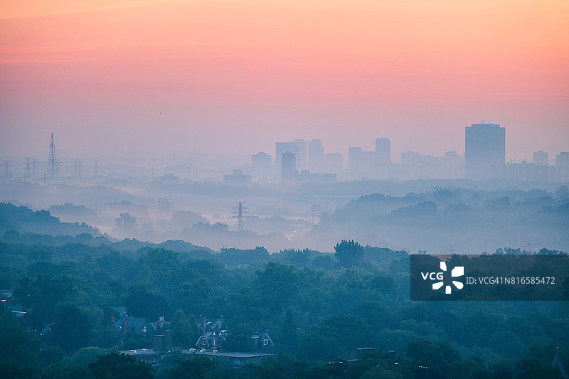 多伦多的山谷故事。七月清凉多雾的早晨图片素材