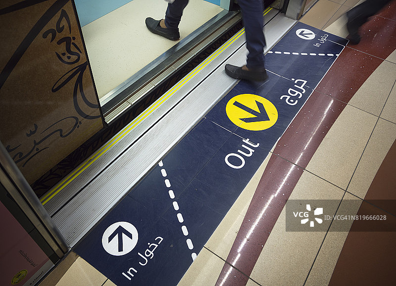 迪拜地铁站台上指示登机区域的标志。图片素材