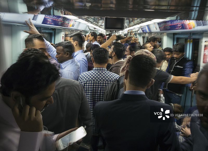 迪拜地铁高峰时段拥挤的车厢。图片素材