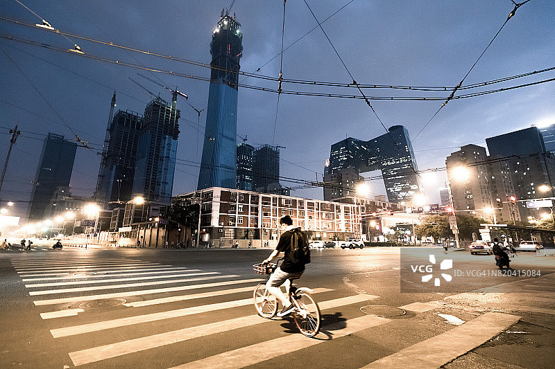 在北京cbd骑自行车的年轻人图片素材