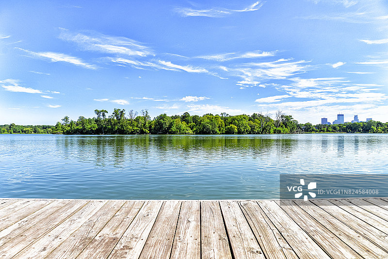 码头在湖上的城市湖泊-明尼阿波利斯图片素材