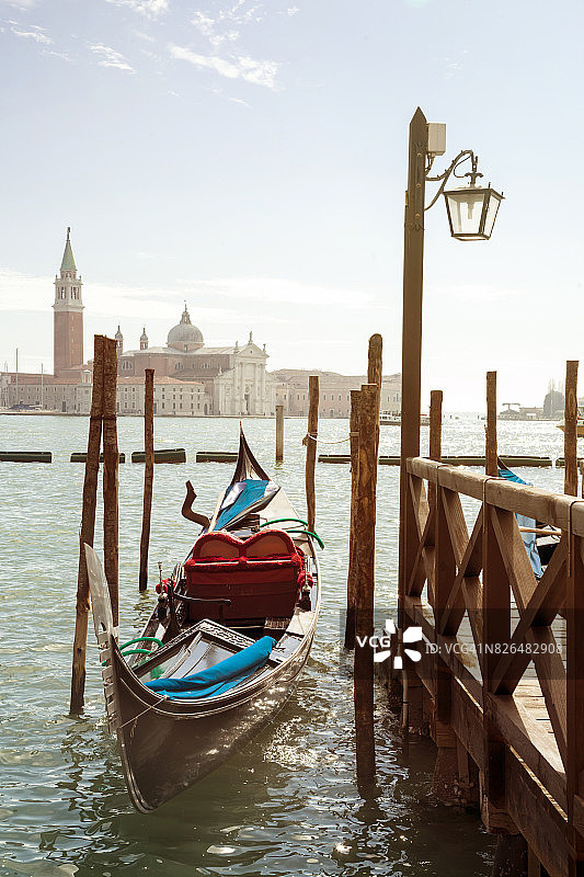 日出时威尼斯的贡多拉图片素材