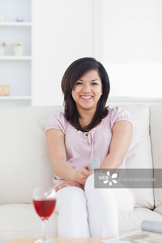坐在沙发上微笑的女人图片素材