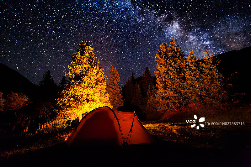 在星空下露营在帐篷里图片素材