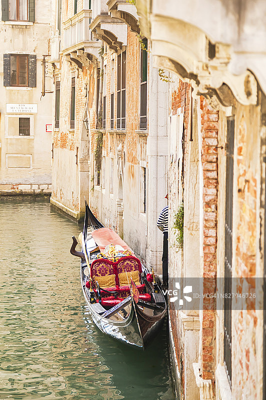 威尼斯运河里的贡多拉图片素材