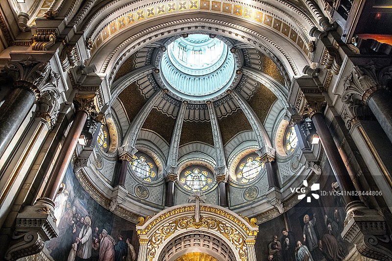 法国Ars-Sur-Formans大殿的内部建筑，是朝圣者的著名宗教教堂地标图片素材