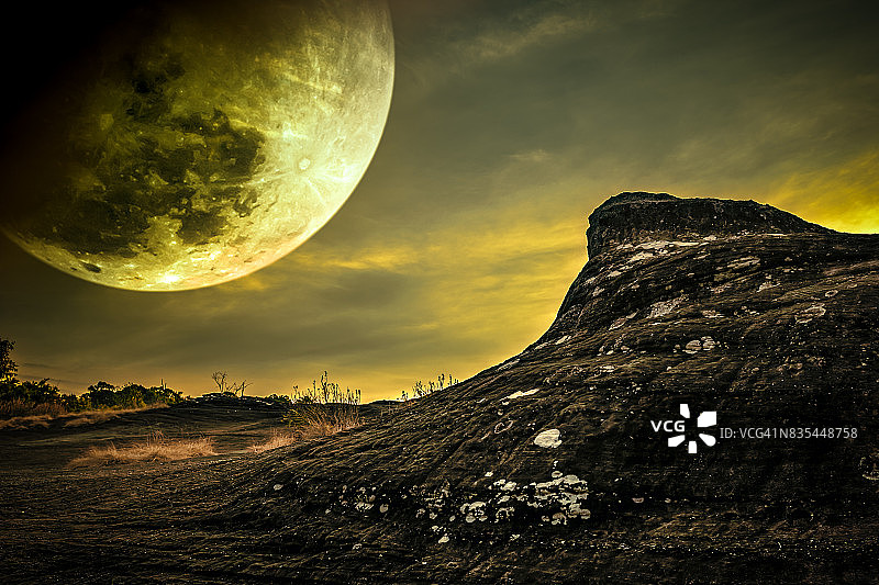 岩石对天空和超级月亮之上的荒野地区的森林。图片素材