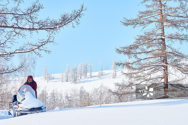 完美的雪地摩托日图片素材