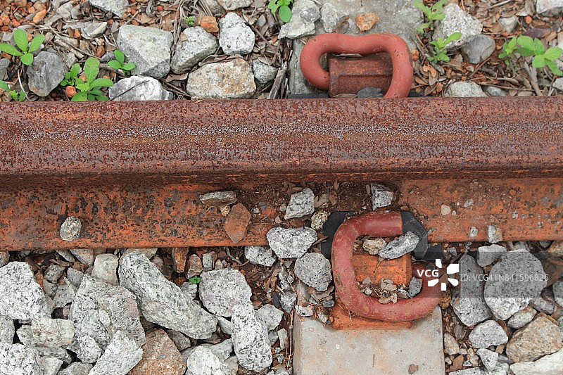 用于火车运输的碎石轨道:选择景深较浅的焦点:图片素材