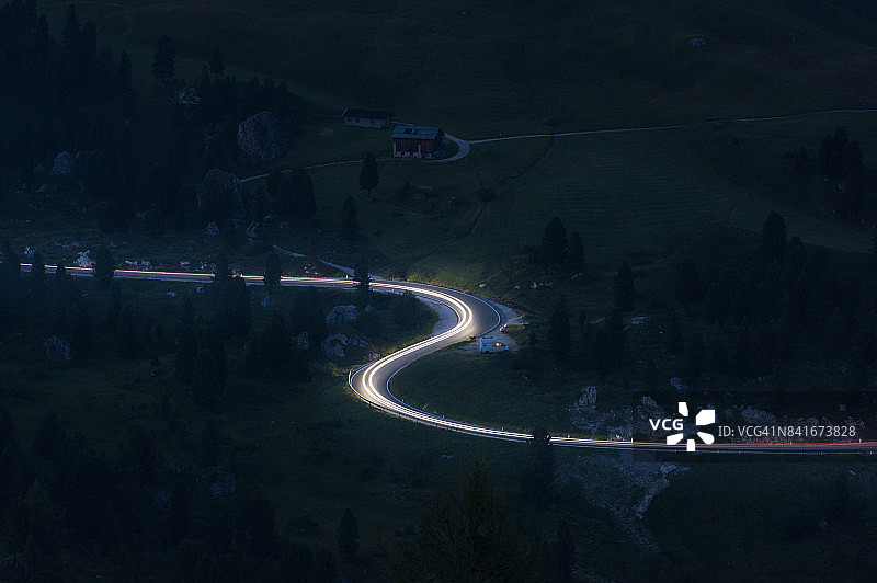 意大利南蒂罗尔Dolomites，通往Passo Gardena山口的山路上有亮光图片素材