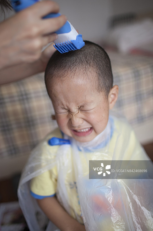 一个亚洲小孩在理发店的肖像图片素材