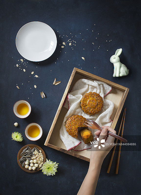 平铺概念中秋节吃喝静物。图片素材