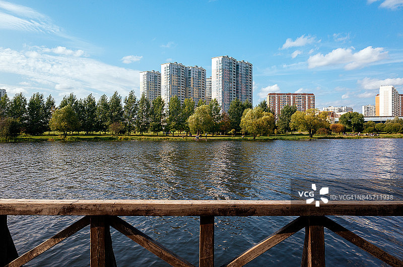 在莫斯科南布托沃区的一个公共公园，俯瞰池塘表面图片素材