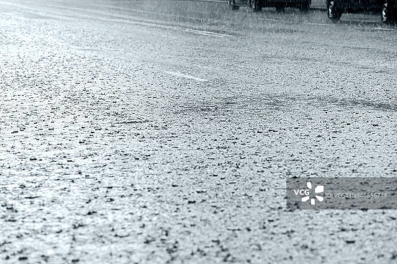 大雨时道路被雨水淹没图片素材