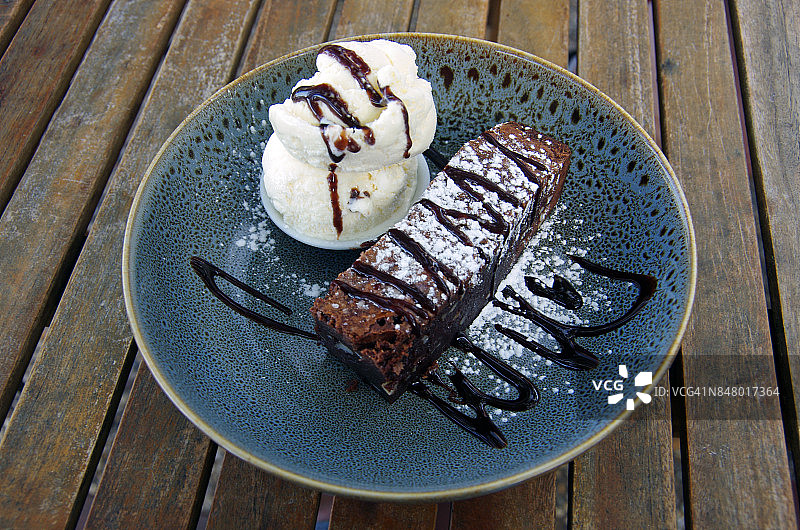 巧克力布朗尼和香草冰淇淋盛在碗里图片素材