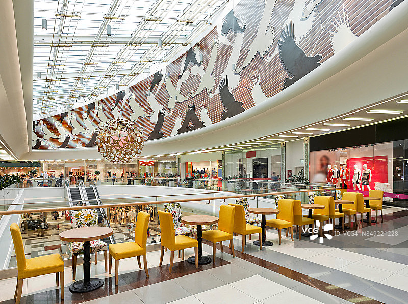 美食广场在一个大型现代购物中心在阿拉木图图片素材