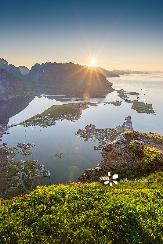 欣赏挪威罗浮敦群岛的夏日日落美景图片素材