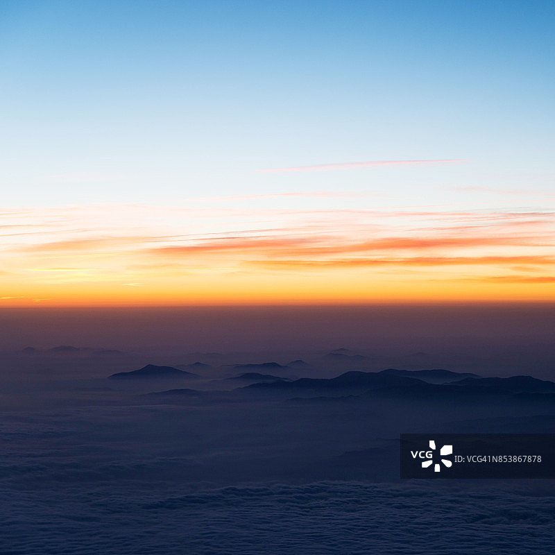 日落时雪山的鸟瞰图图片素材