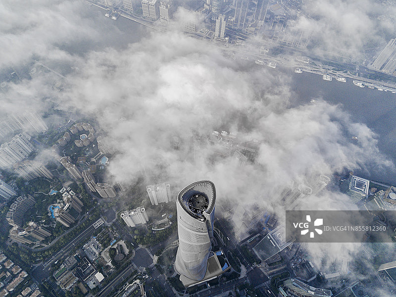 雾中的上海金融区图片素材