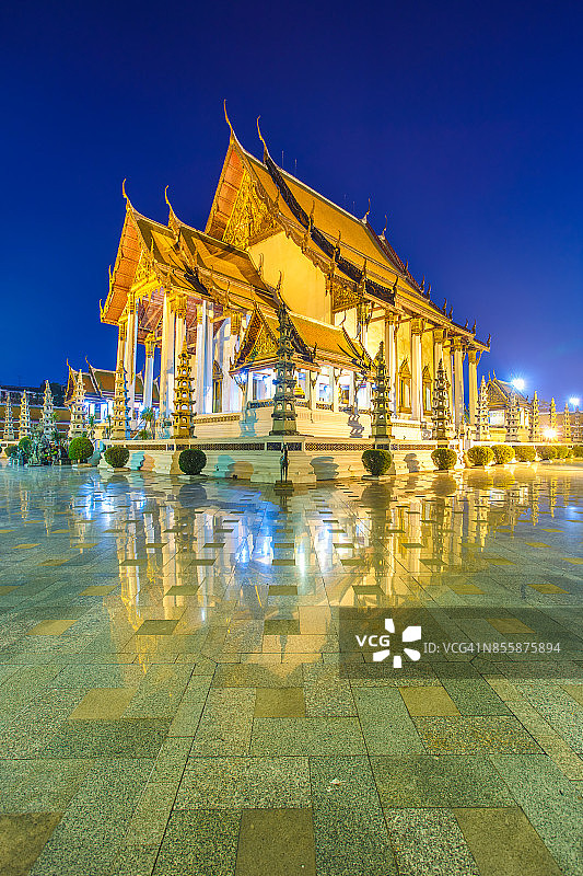 Wat Suthat thephhawararam与蓝色的天空在黄昏时间背景在泰国曼谷图片素材
