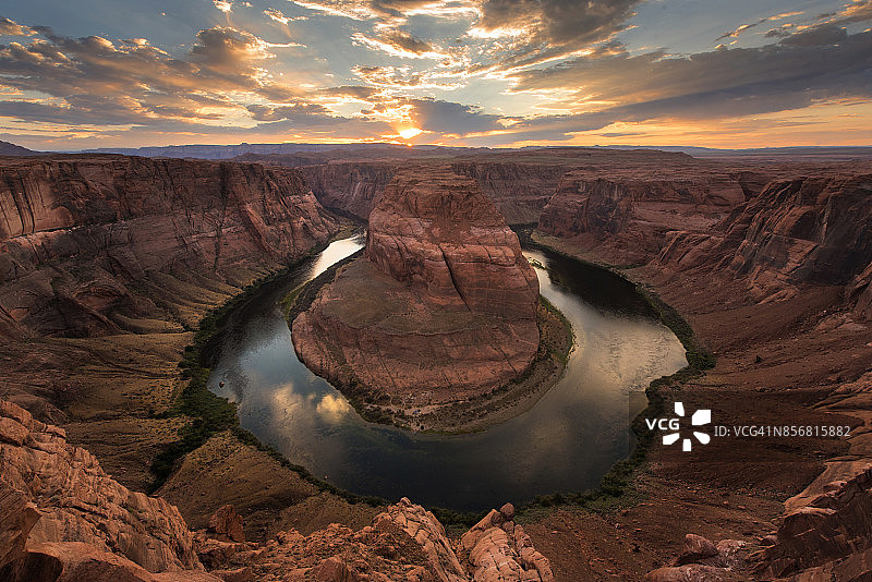 日落的马蹄弯-亚利桑那州科罗拉多河图片素材