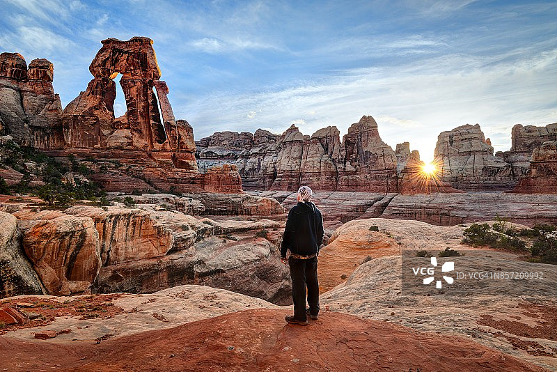 一名男子在峡谷地国家公园仰望德鲁伊拱门图片素材