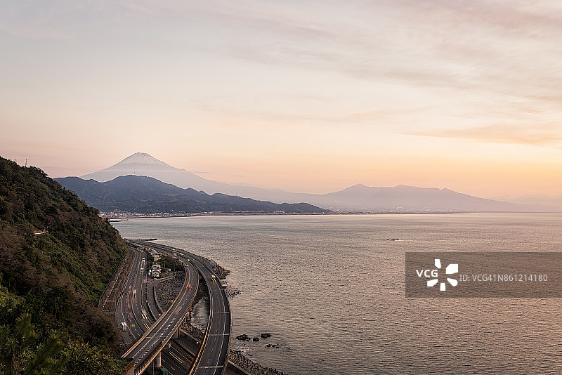 富士山上骏河湾和富美高速公路图片素材