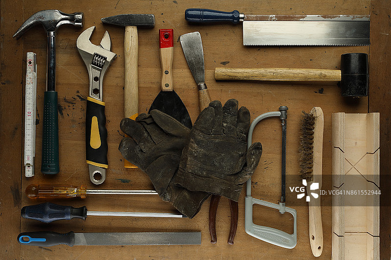工作工具DIY古董工具在质朴的木桌上，手工工具图片素材