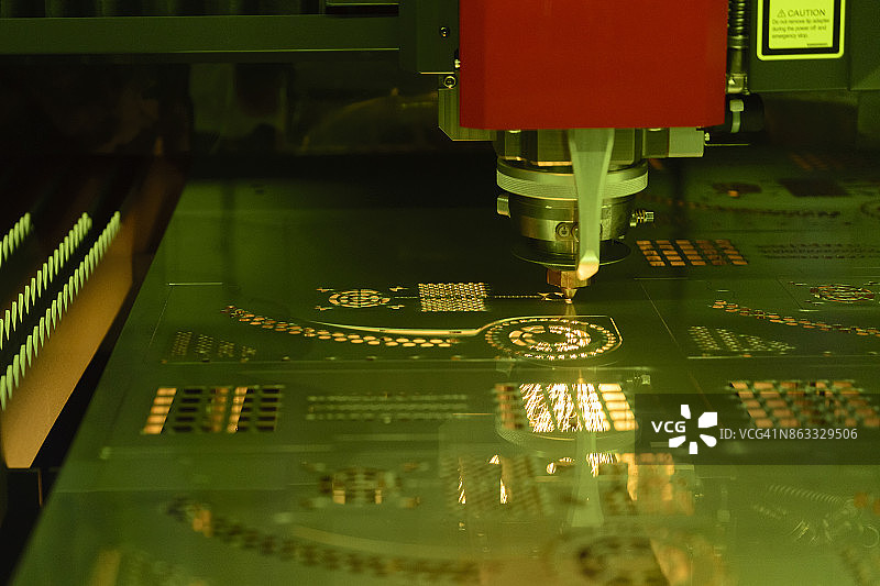 光纤激光切割机切割金属板材图片素材