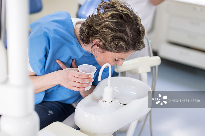 牙科病人正在清洗她的嘴巴图片素材
