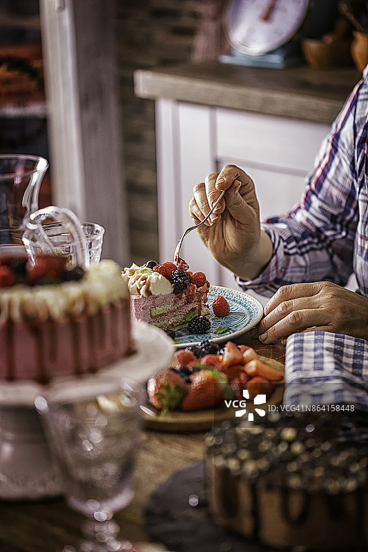 吃草莓层蛋糕加鲜奶油图片素材