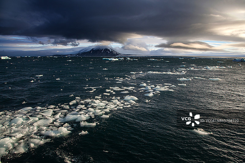 漂浮在北极的冰山图片素材