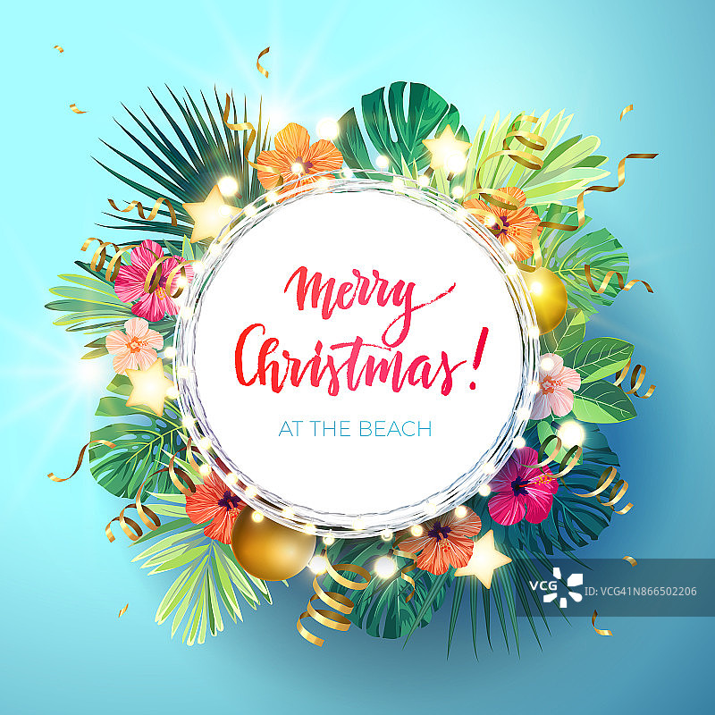 圣诞节在夏季海滩设计与怪兽棕榈叶，木槿花，圣诞球和金色发光的星星，矢量插图图片素材