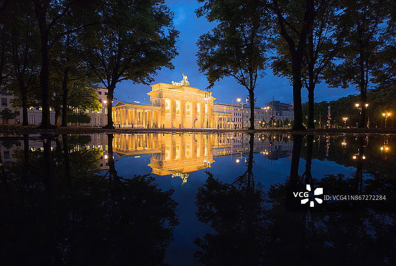 勃兰登堡门柏林照明全景与蓝天和城市反射图片素材