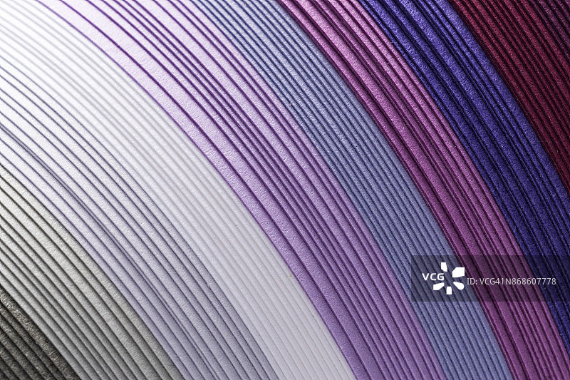 紫色的纸在曲线形状堆叠图片素材