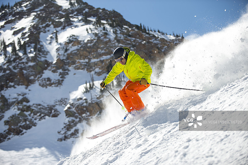 一个男人在一个阳光明媚的冬日滑雪图片素材