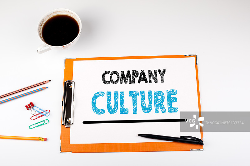 公司文化，业务背景。带文具的办公桌图片素材