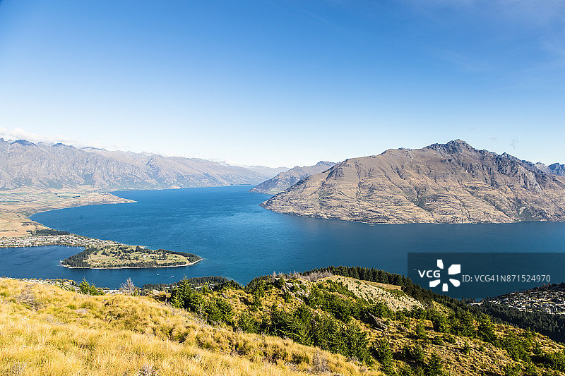 新西兰皇后镇上空瓦卡蒂普湖令人惊叹的景色图片素材