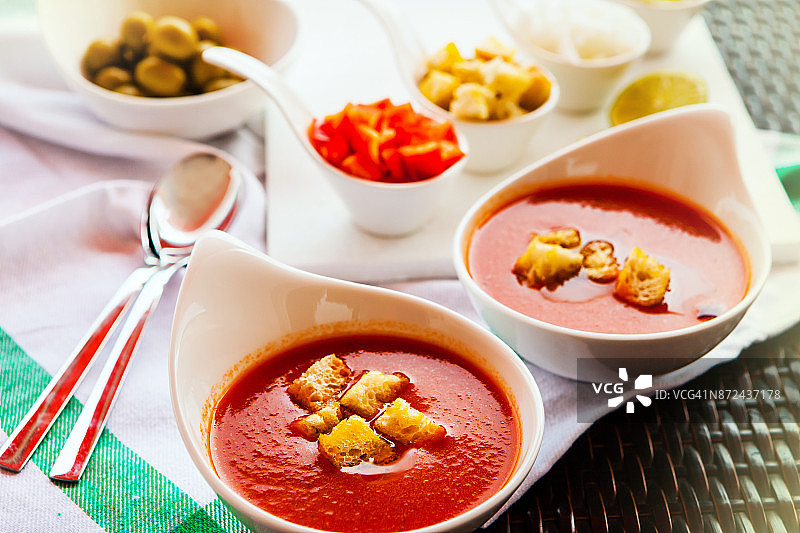新鲜的西班牙凉菜汤放在一个白色的碗里，供两人饮用图片素材